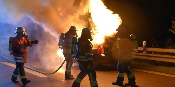Hund stirbt bei plötzlichen Fahrzeugbrand auf der A7