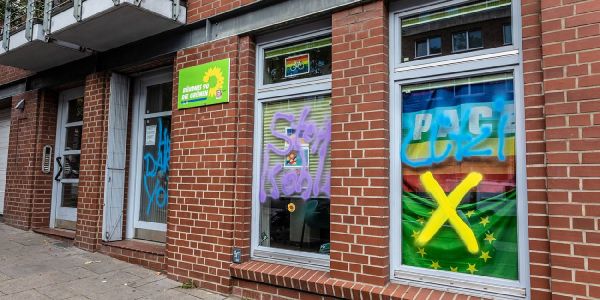 Die beschmierten Fenster am Büro der Grünen an der Schwarzenbergstraße. Foto: André Zand-Vakili Farbanschläge auf Harburger "Parteizentralen" von Grünen und der SPD