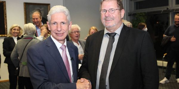 Landrat Rainer Rempe (links) nimmt den Glückwunsch von SPD-Kandidat Michael Cramm entgegen. Foto: Landkreis Der Alte ist der Neue: Rainer Rempe bleibt Landrat im Landkreis