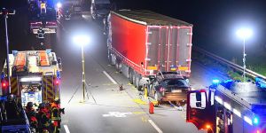 Seevetal - Hamburg - PKW fährt unter Sattelzug - Fahrer stirbt