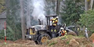Radlader brennt auf Baustelle in Hittfeld bei Hamburg