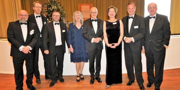 Der Vorstand des Wirtschaftsvereins nimmt seinen Ehrengast, Bürgermeister Peter Tschentscher, in die Mitte. Foto: Christian Bittcher Die Chefin las beim "Herrenabend" dem Bürgermeister die Leviten