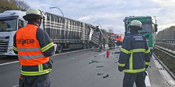 LKW Auffahrunfall auf A7 während Rushhour - 1 Fahrer verletzt