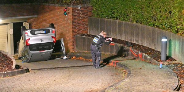 Senior läßt bei steiler Garageneinfahrt Bremse los und drückt dann aufs Gas - PKW überschlägt sich - 82jähriger Fahrer nur leicht verletzt