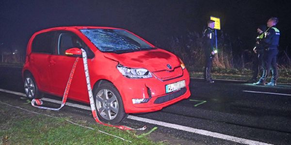 59jährige Frau stirbt bei Verkehrsunfall auf Landstraße bei Hamburg - Skoda erfasst Frau in Fliegenberg/Stelle