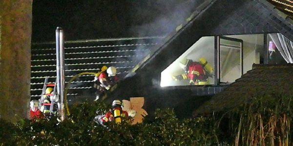 Dachstuhlbrand in Asendorf-Heidewinkel - 70 Feuerwehrleute löschen über Stunden