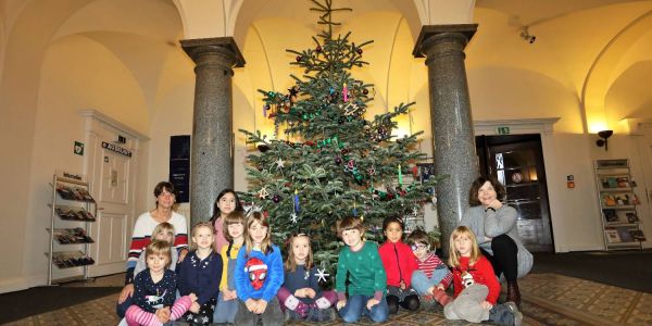 Einsatz für die „Wackelzahn AG“: Kinder schmücken Weihnachtsbaum im Rathaus