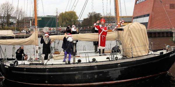 Binnenhafen: Nikolaus Ankunft mit dem Schiff begeistert rund 300 Besucher