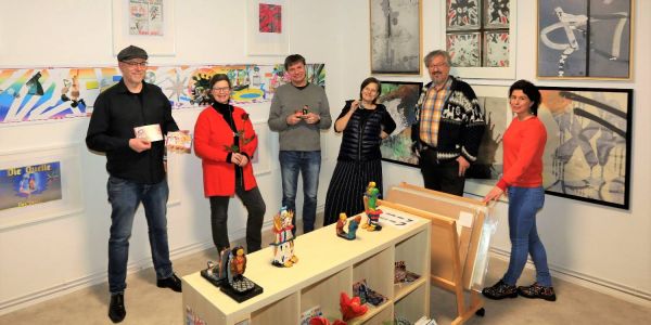 Sechs von acht Künstlern, die ihre Werke in der Pop-Up-Galerie zeigen: Thorsten und Heike Kirsch (v.l.), Heiko Brey, Heike Baltruweit, Georg Jegminat und Mieke Büers. Foto: Christian Bittcher Kunst im Phoenix-Viertel: Pop-Up-Galerie in der Baererstraße eröffnet