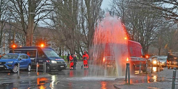 Hydrant wird zum Pop-Up-Springbrunnen - Wasserfontäne flutet Hastedtstraße 