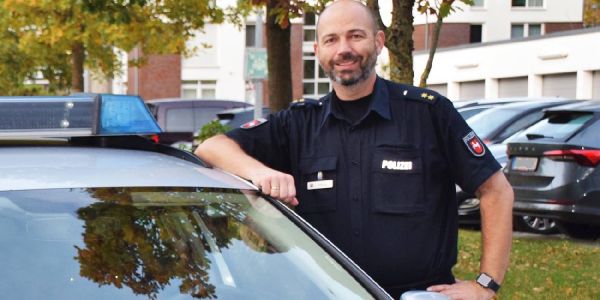 Sebastian Pölking an einem Funkstreifenwagen. Foto: Polizei Das ist der neue Leiter Einsatz bei der Polizei für den Landkreis Harburg