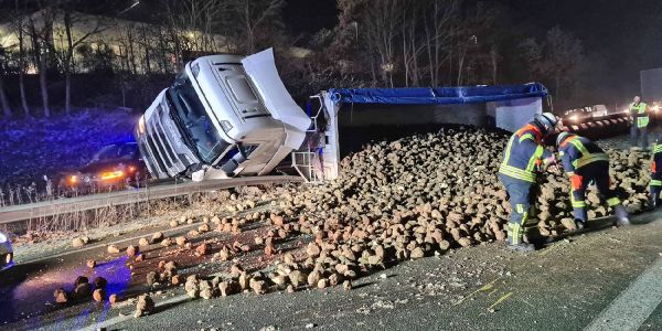 Unfall im Maschener Kreuz: Rüben ergossen sich über die Autobahn