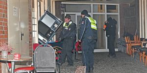 Polizei durchsucht Hamburger Jugend Treff e.V. und findet mehrere Automaten, Tausende Euro Spielgeld und Alkohol in Harburg