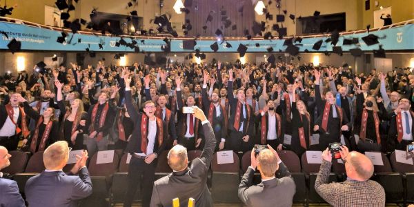 Harburger Tradition: In der Ebert-Halle flogen 232 Hüte durch die Luft