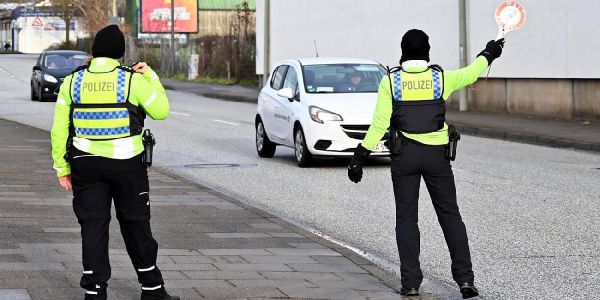 Fahrradstaffeln überprüfen den Verkehr auf Velorouten - viele PWW-Fahrer, LKWs und Radfahrer gehen ins Netz