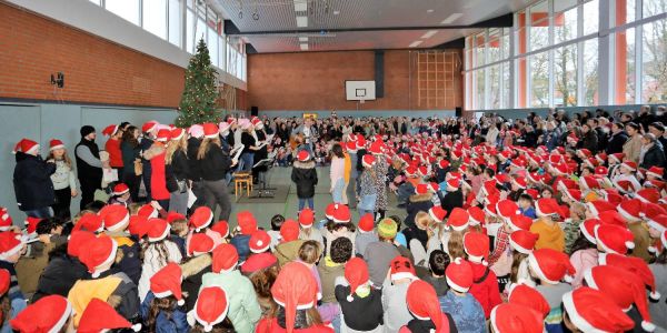Weihnachtsmützen-Alarm: An der Alten Forst fand das Weihnachtssingen wieder statt. Foto: Christian Bittcher Weihnachtssingen an der Alten Forst: Schüler starten singend in die Ferien
