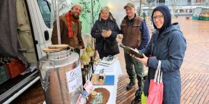 Italienisches Flair auf dem Markt: Panne kann Olivenöl-Mann nicht stoppen