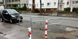 Heimfeld: Parkplatz vor kleiner Geschäftszeile wurde "verbügelt"