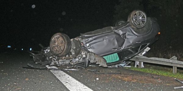Regenunfall auf A7 - PKW überschlägt sich mehrfach - Fahrer nur leicht verletzt