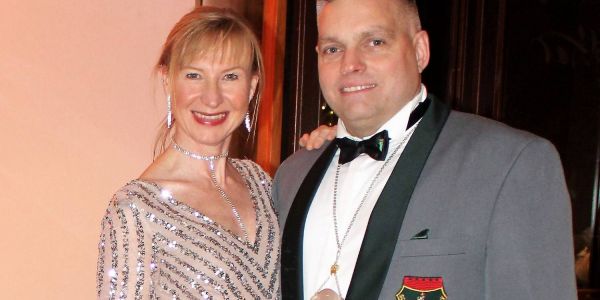 Freuen sich auf den eigenen Königsball: König Hermann Marquard, Der Frühaufsteher mit seiner Königin Simone Petermann. Foto: SV Rönneburg Königsball beim SV Rönneburg: König Hermann Marquard bittet zum Tanz