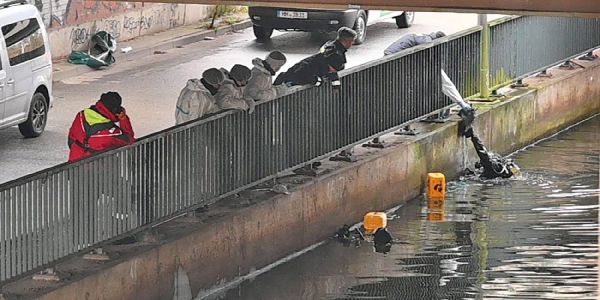 Polizeitaucher finden weitere Leichenteile in der Wilhelmsburger-Dove-Elbe