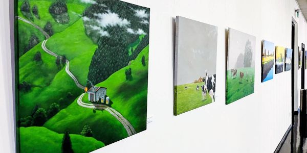In einer gemeinsamen Ausstellung der Künstlergemeinschaft „Five Art“ lassen sich die Kunstwerke von fünf Künstlern im Hauptgebäude der Technischen Universität Hamburg bestaunen. Foto: Christian Bittcher Rote Hummer und Partyhüte: Five Art stellt an der TUHH aus