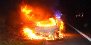 Hamburg Marmstorf - Sportgruppe rettet sich aus brennendem PKW