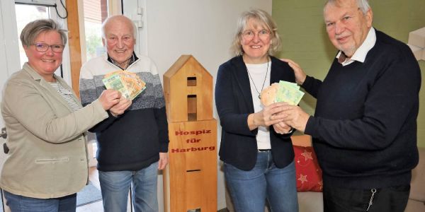 Fußball-Urgesteine legen nach: 2000 Euro-Spende für das DRK-Hospiz