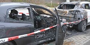 Betrunkener Autofahrer fährt in geparkten SUV – dann geht sein Twingo in Flammen auf