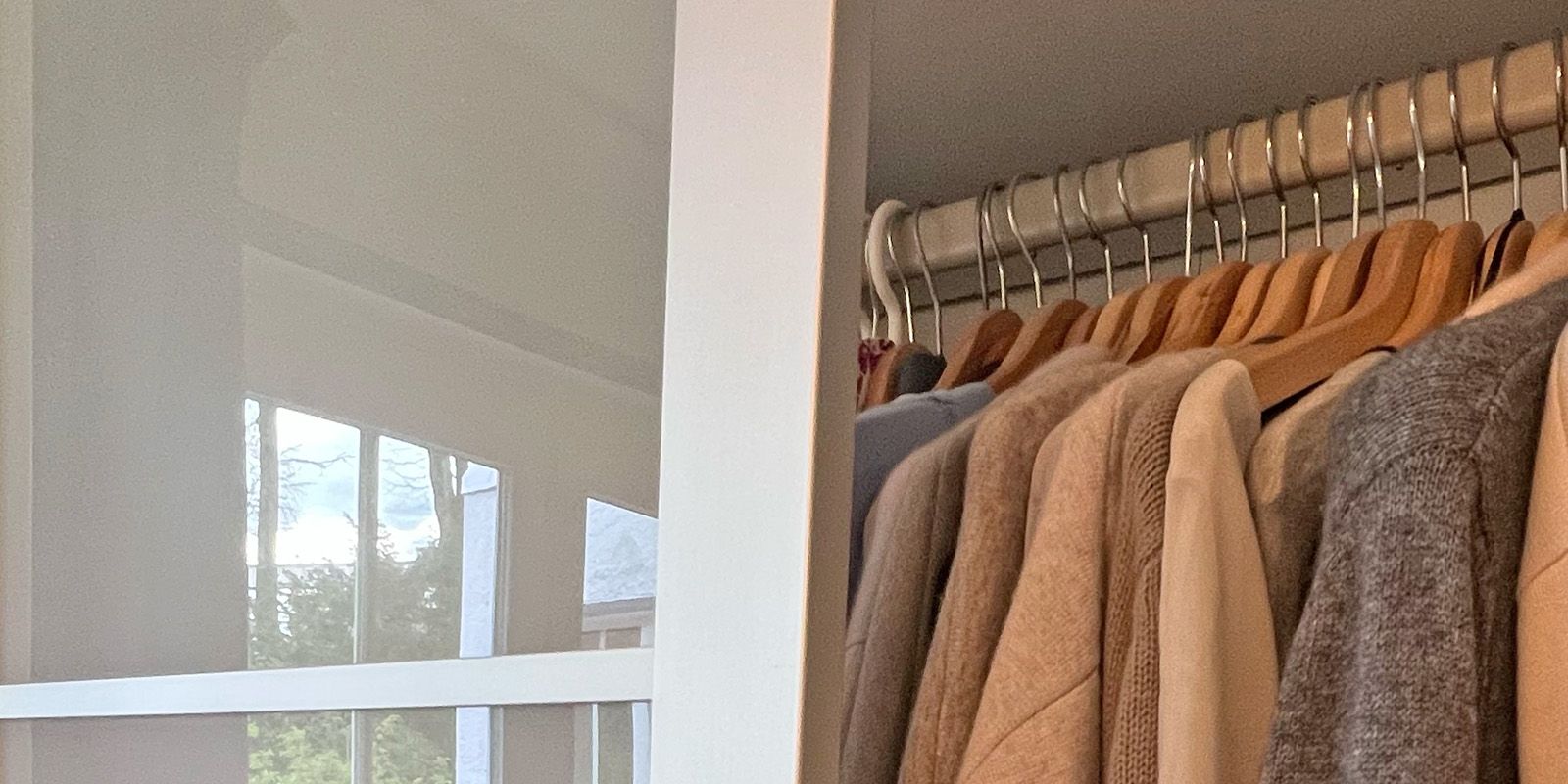 Was ist die Tiefe bei einem Garderobenschrank?