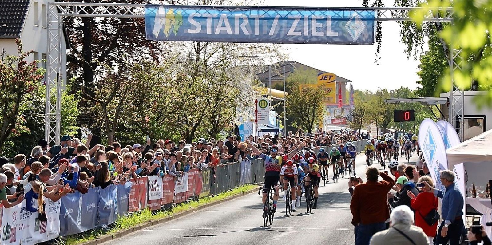 Viele Zuschauer an der Zielgeraden: Der Niederländer Roy Eefting gewinnt den Großen Preis von Buchholz. Foto: Blau-Weiss Buchholz Viele Zuschauer an der Ziellinie: Der Niederländer Roy Eefting gewinnt den Großen Preis von Buchholz. Foto: Blau-Weiss Buchholz