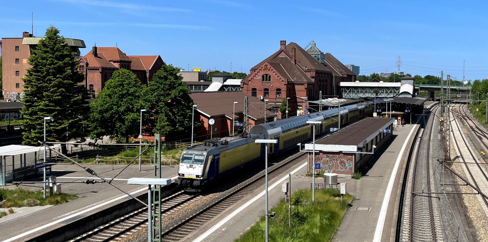 Handy ins Gleisbett gefallen: Mann begibt sich im Bahnhof in Lebensgefahr