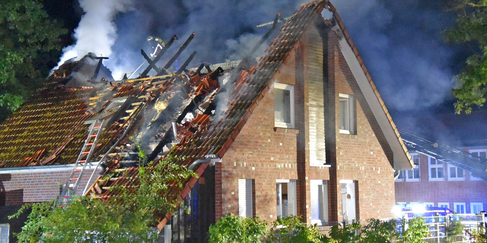 Das Spitzdach des Gebäudes brannte aus. Foto: Feuerwehr Das Spitzdach des Gebäudes brannte aus. Foto: Feuerwehr