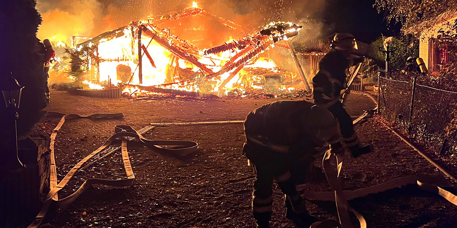 Brände in Neugraben und auf der A7 beschäftigten die Feuerwehr