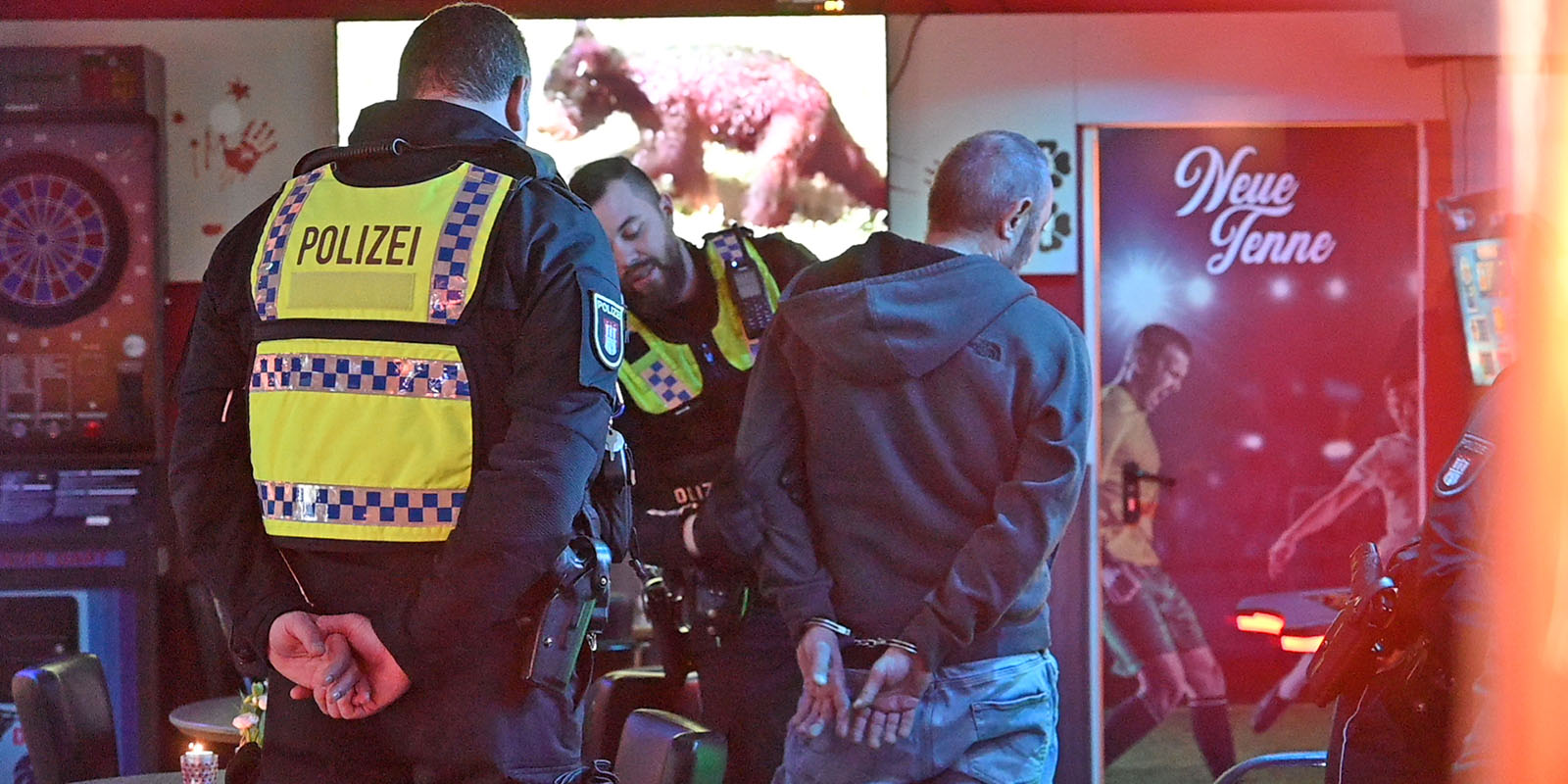 Polizisten bei der Razzia in Marmstorf mit dem festgenommenen. Foto: Lenthe-Medien