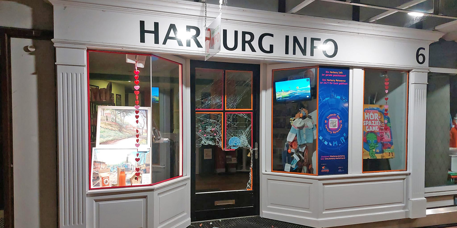 Die zertrümmerte Tür der Harburg-Info. Foto: Lenthe-Medien