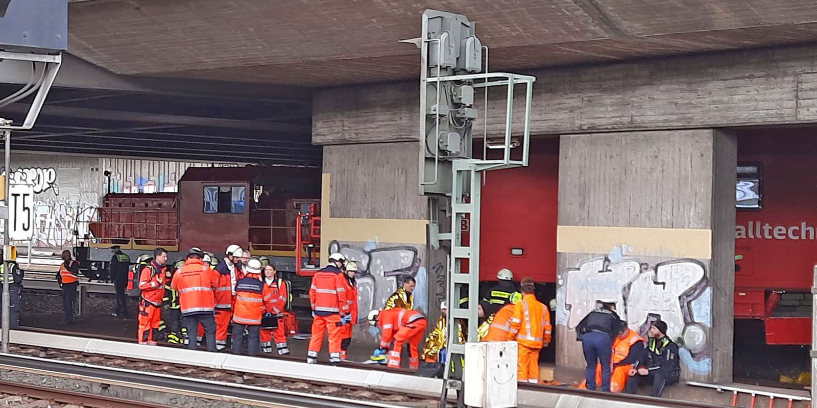Einsatzkräfte nach dem Unfall am Hauptbahnhof. Foto: Lenthe-Medien