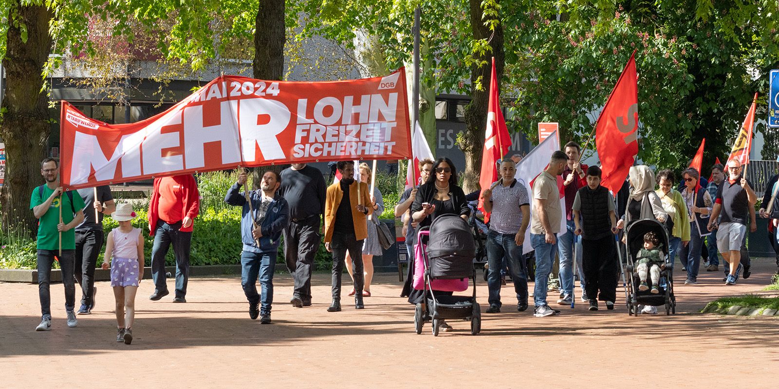 Teilnehmer der Mai-Demo kommen zum Rathausplatz. Foto: zv Teilnehmer der Mai-Demo kommen zum Rathausplatz. Foto: zv