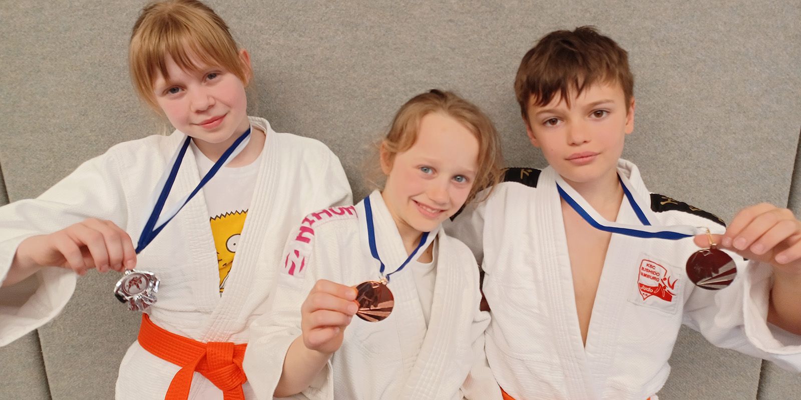 Mara, Jenna, Timofii mit ihren Medaillen. Foto: pr Mara, Jenna, Timofii mit ihren Medaillen. Foto: pr