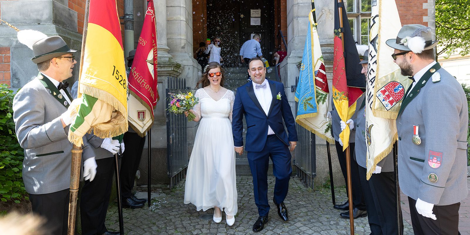 Die Fahnenjunker standen Spalier für das Hochzeitspaar. Foto: zv Die Fahnenjunker standen Spalier für das Hochzeitspaar. Foto: zv