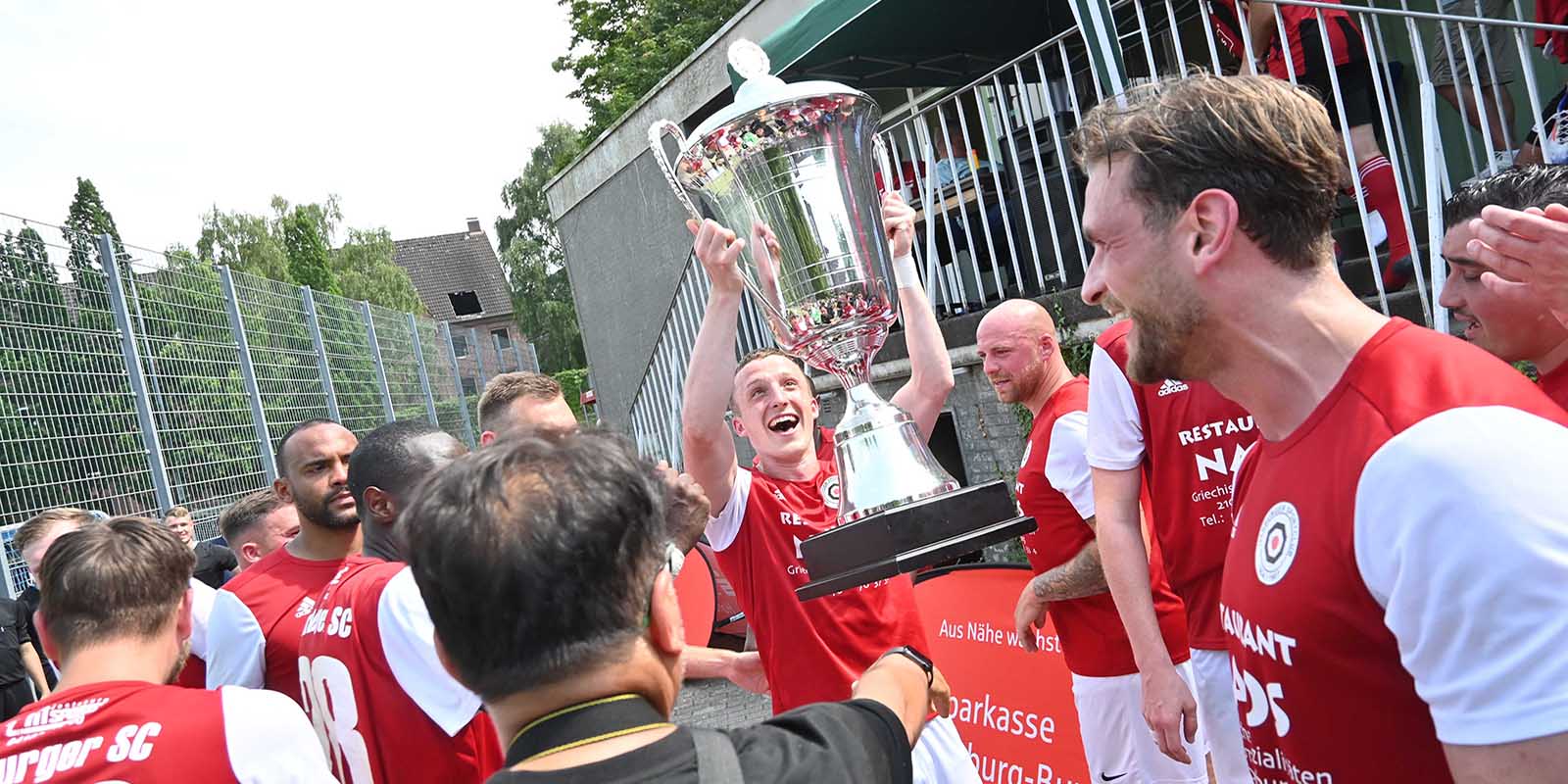 Jubelt über den Pokal. Die Mannschaft des Harburger SC. Foto: Lenthe-Medien Jubelt über den Pokal. Die Mannschaft des Harburger SC. Foto: Lenthe-Medien