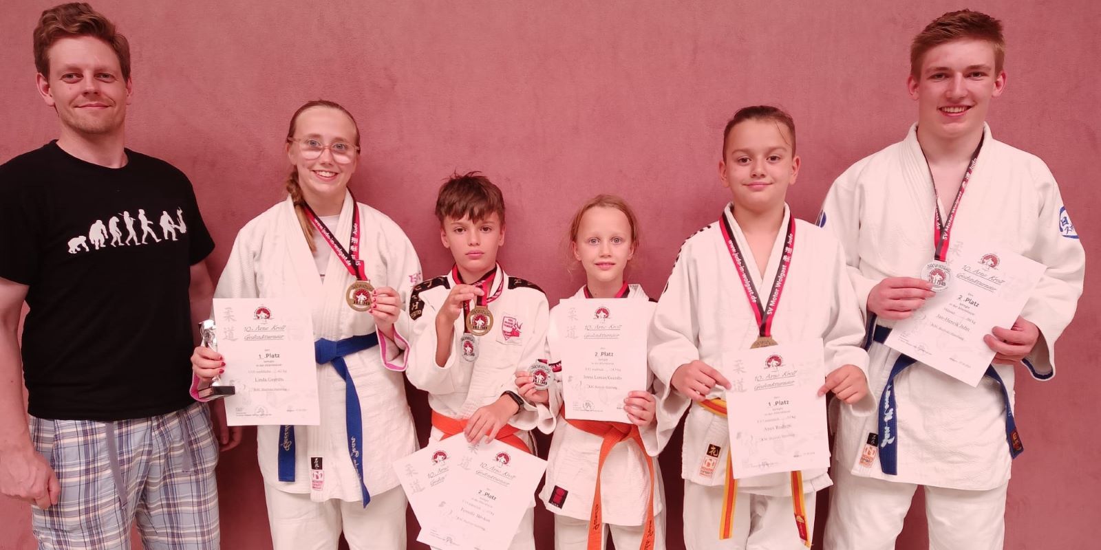 Mit Urkunden und Medaillen: Die erfolgreichen Judoka nach dem Turnier in Wolgast. Foto: privat Judo