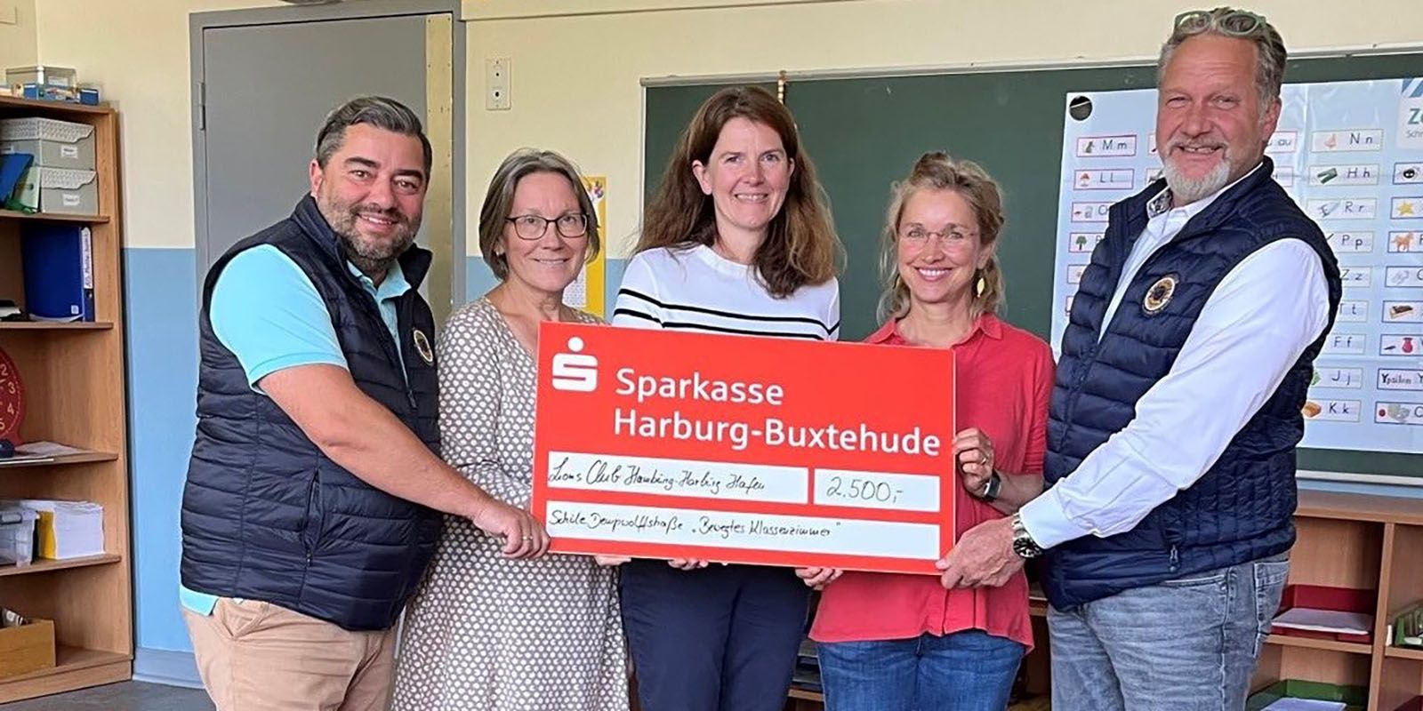 Uwe Schneider, Sabine Panjideh, Christine Gefäller, Cornelia Lux, und Kay Gerlach bei der Scheckübergabe. Foto: privat