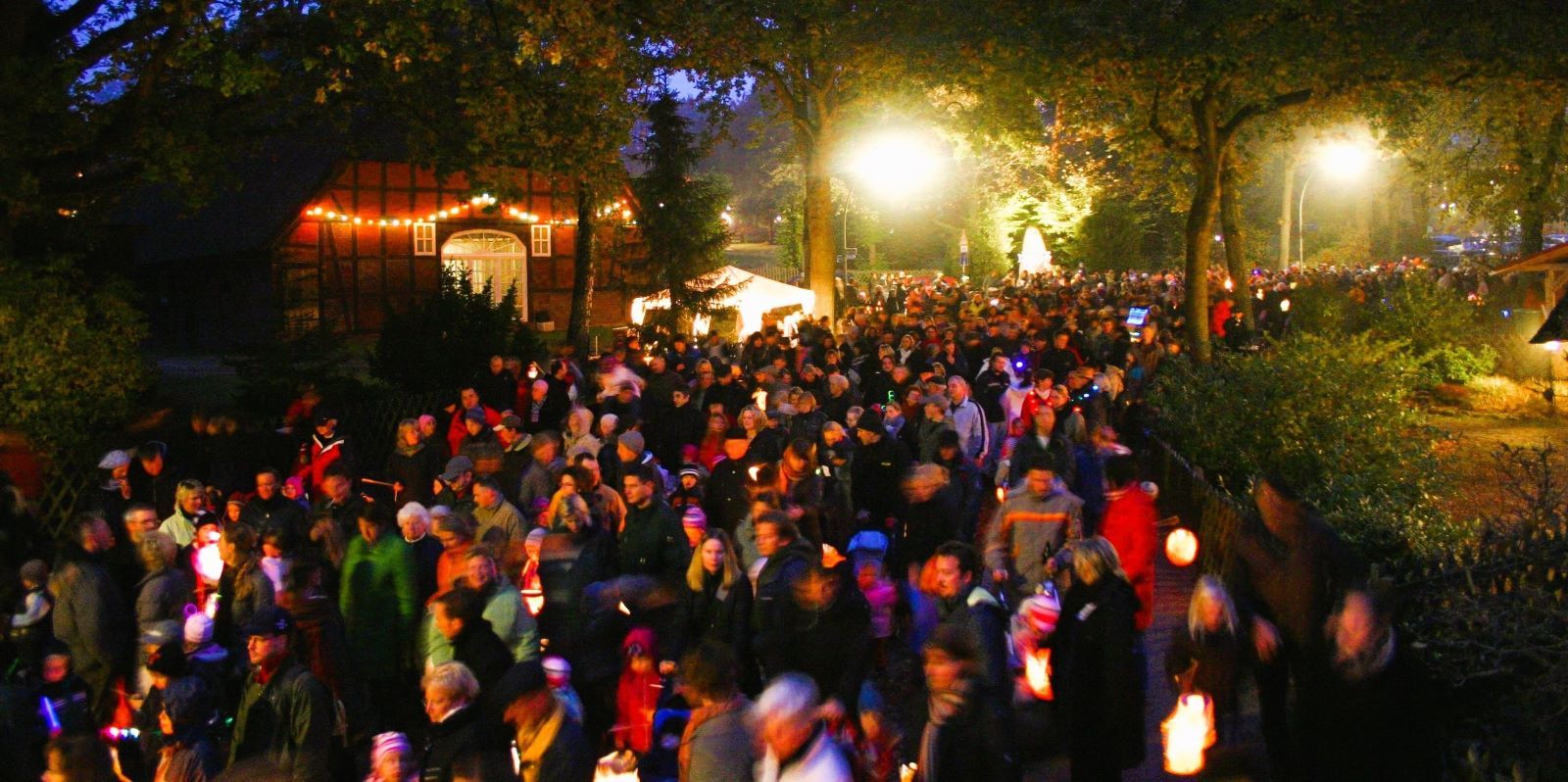 Der märchenhafte Laternenumzug in Marmstorf. Foto: Tapken