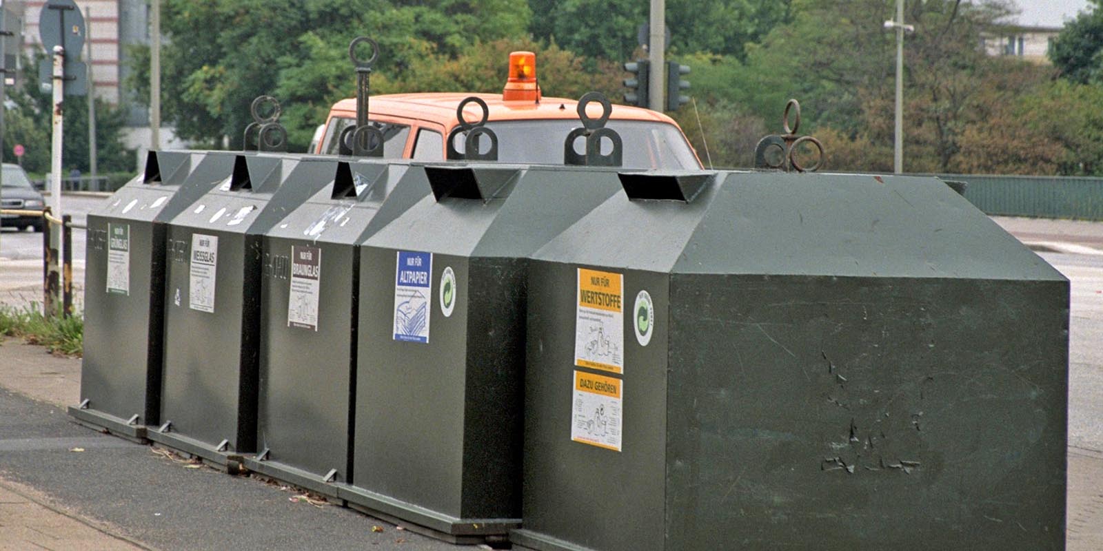 In normale Glascontainer, wie hier, dürfen Glasbausteine nicht entsorgt werden. Foto: Andre Zand-Vakili In normale Glascontainer, wie hier, dürfen Glasbausteine nicht entsorgt werden. Foto: Andre Zand-Vakili