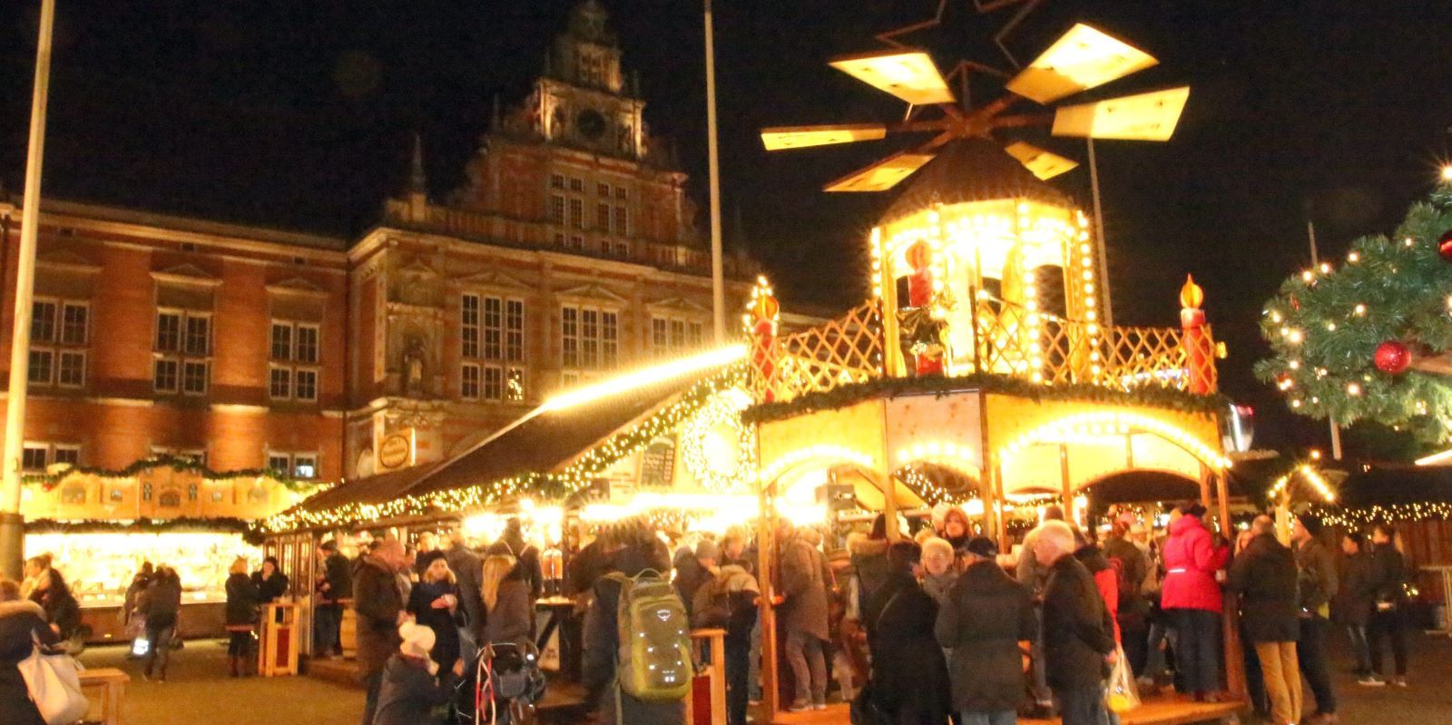 Schon bald gibt es wieder Glühwein und Mandelduft vor dem Harburger Rathaus