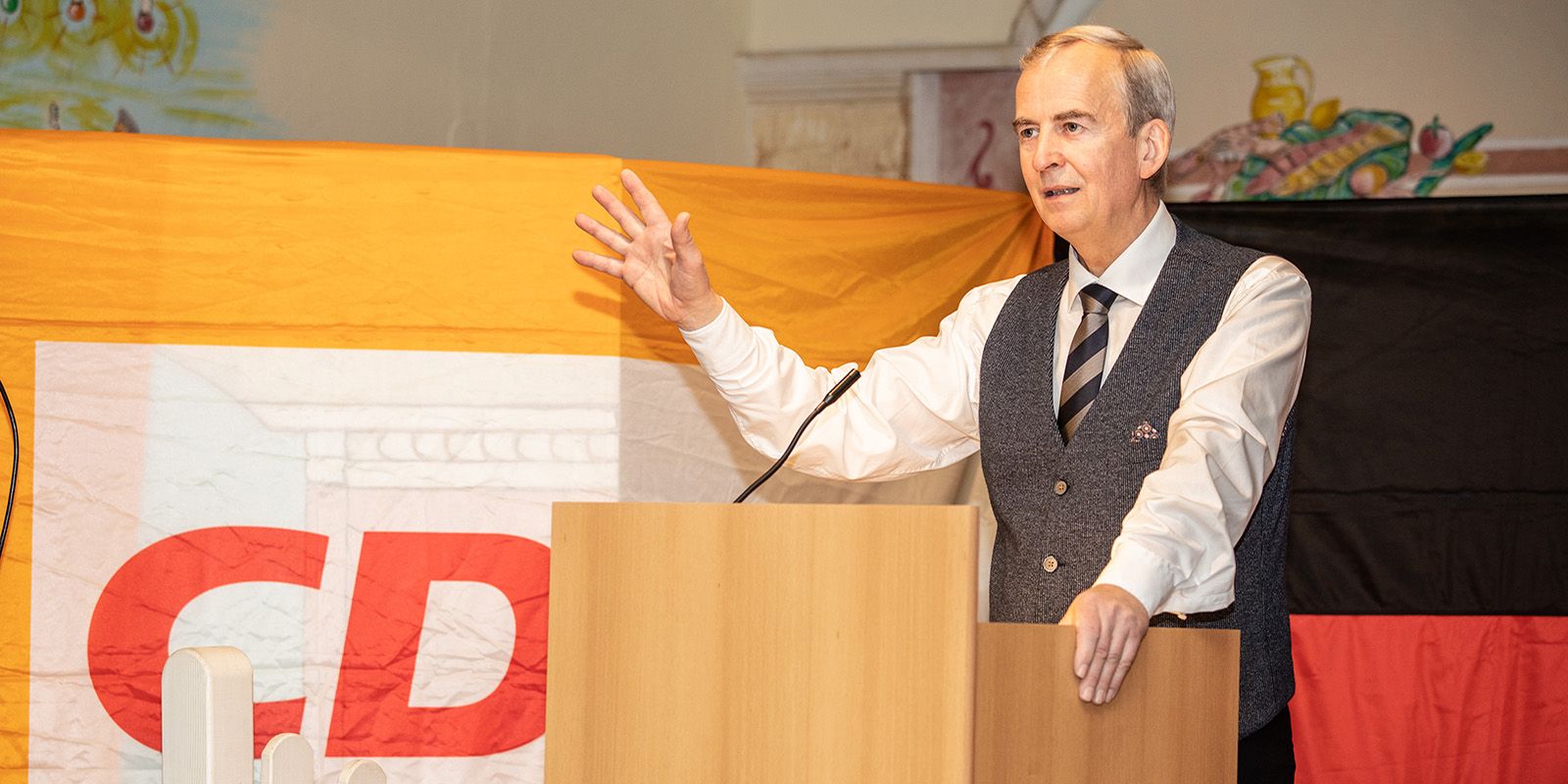 Rainer Bliefernicht bei seiner Rede beim Grünkohlessen. Foto: zv Rainer Bliefernicht bei seiner Rede beim Grünkohlessen. Foto: zv