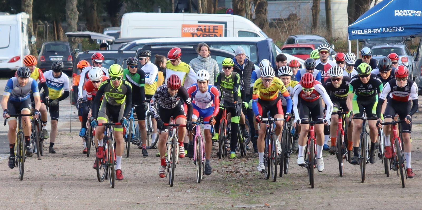 Der Weihnachtscross der HRG zieht um: Vom Schwarzenbergplatz (Foto: Start der Eliteklasse) nach Moorburg. Foto: Christian Bittcher Der Weihnachtscross der HRG zieht um: Vom Schwarzenbergplatz (Foto: Start der Eliteklasse) nach Moorburg. Foto: Christian Bittcher