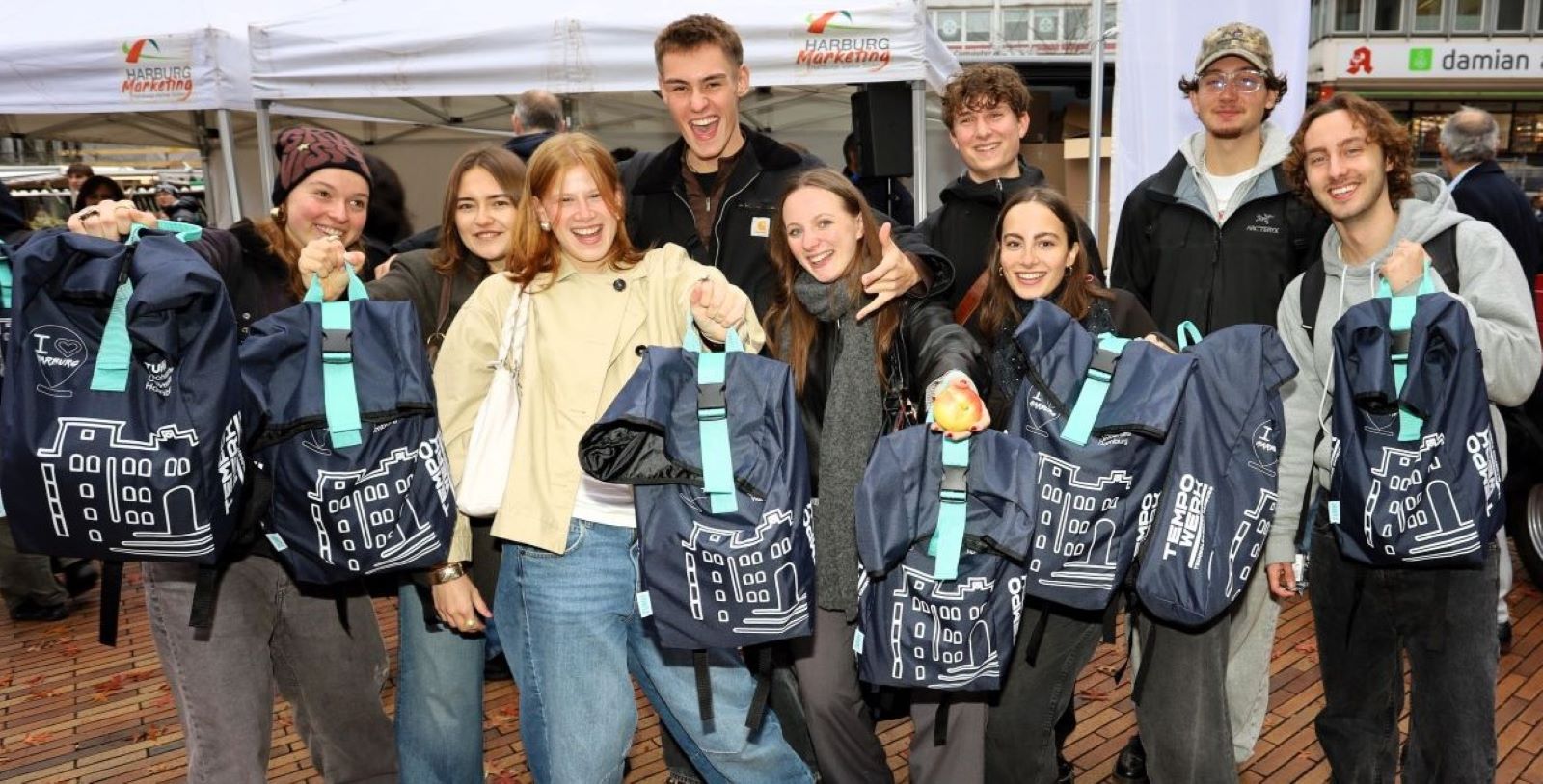 Taschen-Alarm auf dem Sand: Über 1000 Erstsemester stürmen den Wochenmarkt