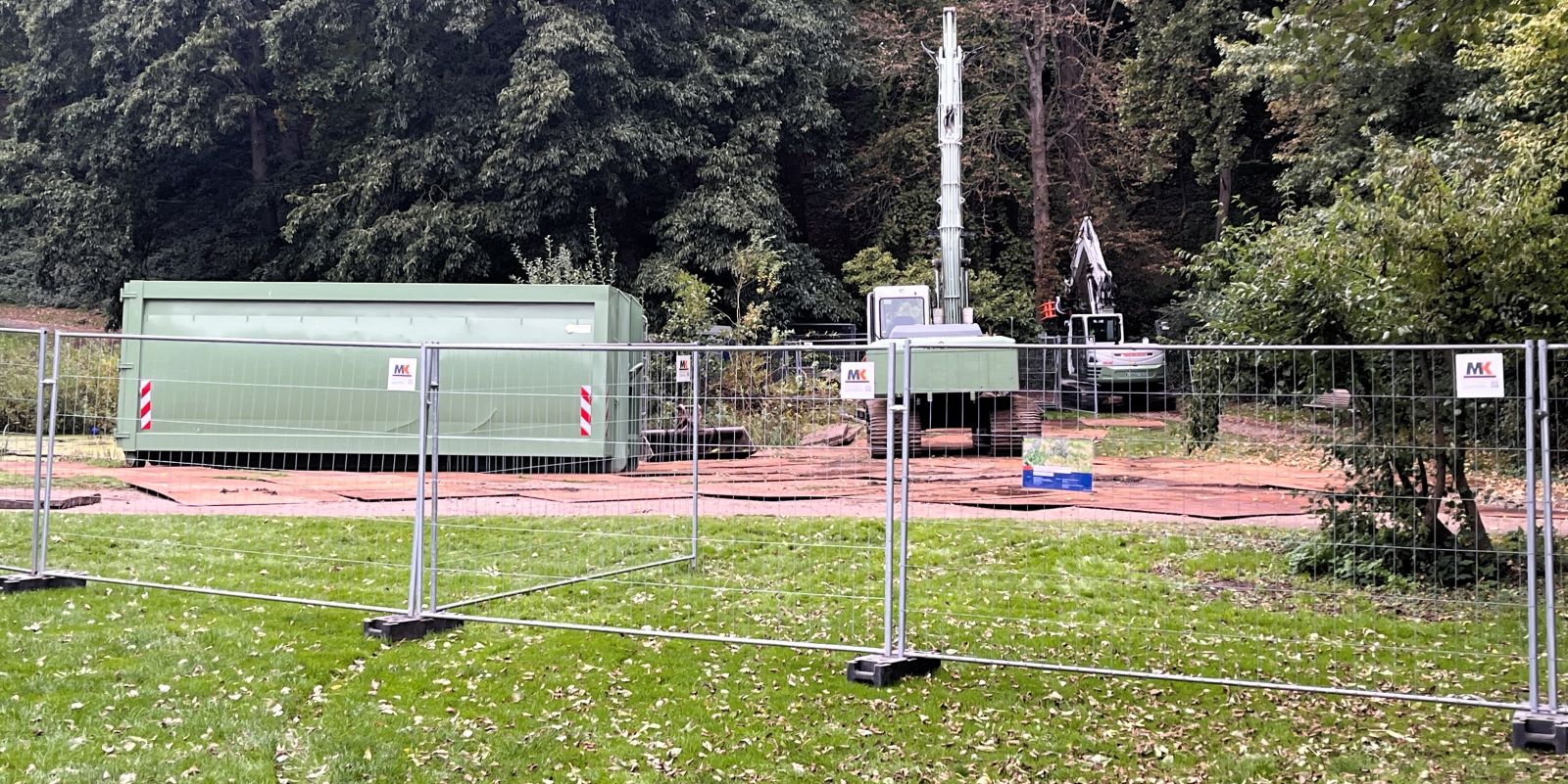 Schweres Gerät im Stadtpark: Entschlammung des Schulgartenteichs